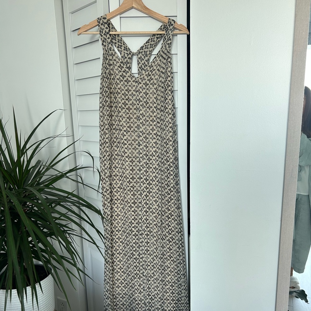 Maxi floral strappy dress in beige-black with beautiful back detailing